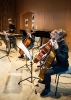 Samuel Wolfram, Hannes Goller, Elisa Siebert und Elias Millitzer von Bows 'n' Beats während ihres Konzertteils im Eröffnungs-Triptychon der 