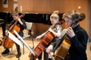 Hannes Goller, Elisa Siebert und Elias Millitzer von Bows 'n' Beats während ihres Konzertteils im Eröffnungs-Triptychon der 