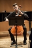 Markus Jung während des Konzertteils vom Dúo Céllico im Eröffnungs-Triptychons der 