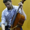 Sebastian Chong vor der Abschlusspräsentation des Cello-Orchester-Workshops der 