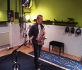 Saxophonist Thomas Roth im Tonstudio 